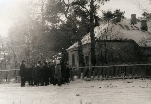 Ветераны 9-й ГКСД с учащимися у здания школы