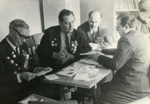 Ветераны 9-й ГКСД за чтением писем