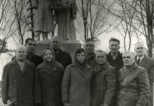 Ветераны 9-й ГКСД с женами у братской могилы у Ленино-Снегиревского рубежа
