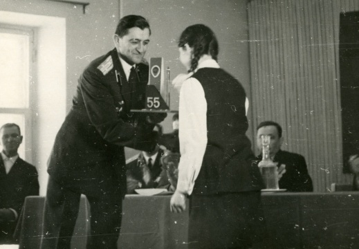 Ветеран 9-й ГКСД Докучаев И.Н. вручает подарок